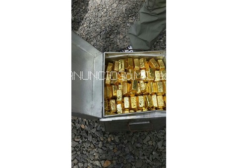 Barras de oro en la multitud para la venta